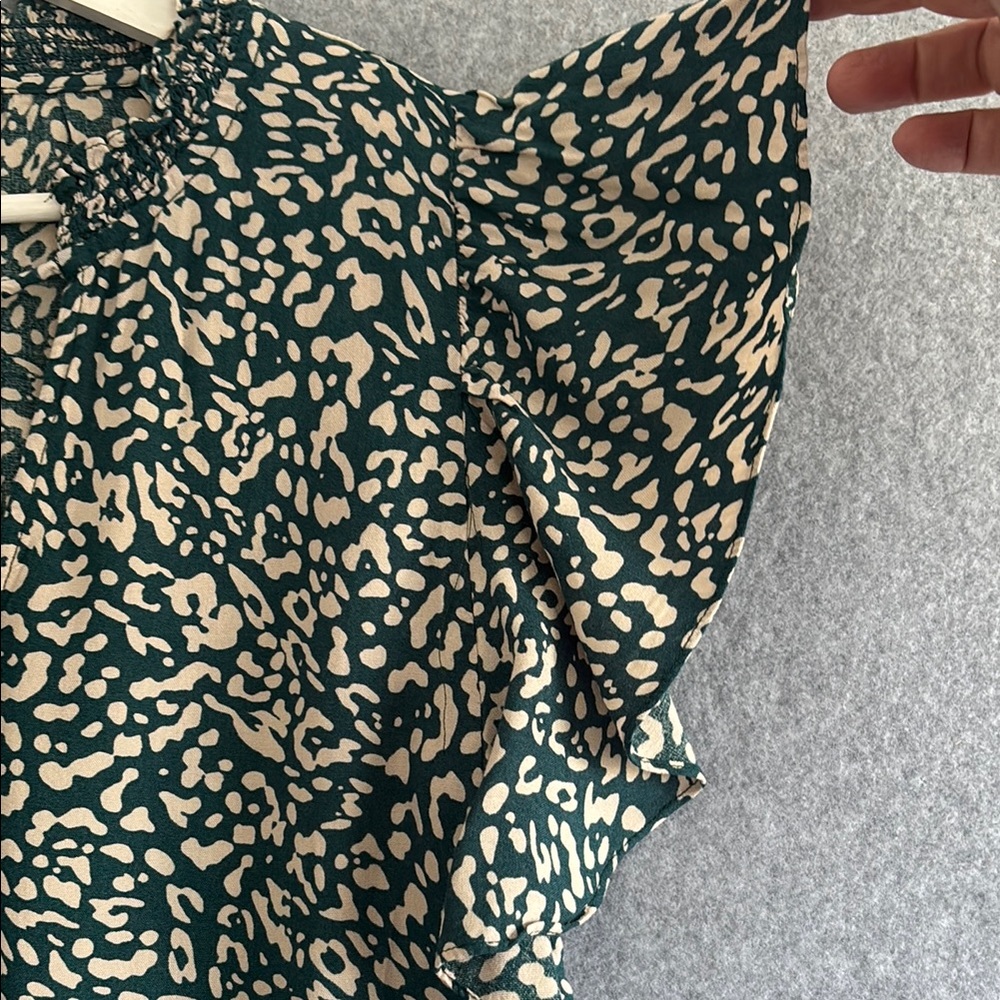 Jessica Simpson Flutter Sleeve Ruffled V-Neck Bohemian Blouse Green/Cream (L) - Picture 5 of 11